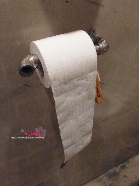 圖書館對面。許莉