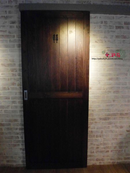 圖書館對面。許莉