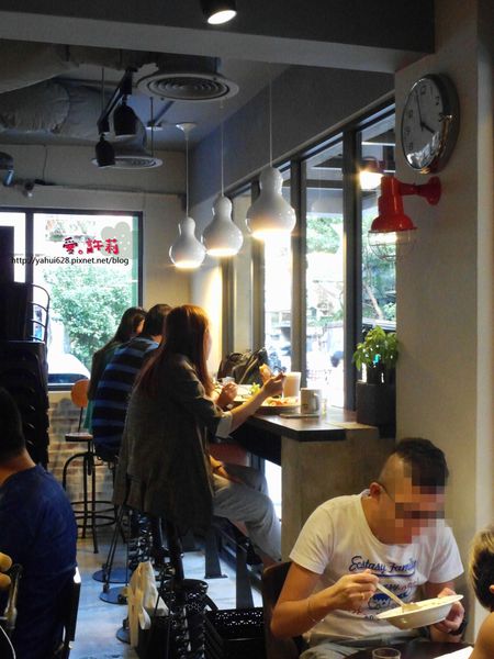 圖書館對面。許莉