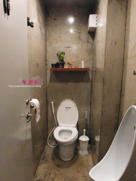 圖書館對面。許莉