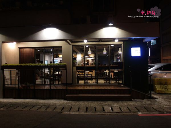 圖書館對面。許莉