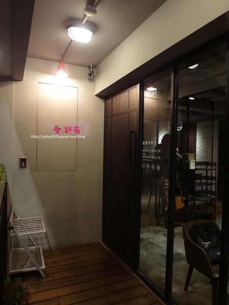 圖書館對面。許莉