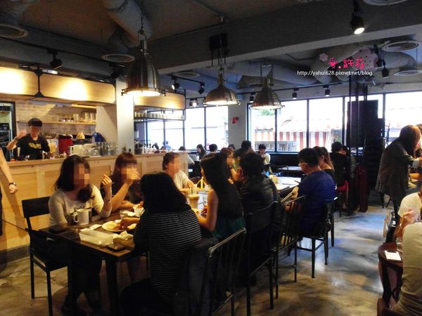 圖書館對面。許莉