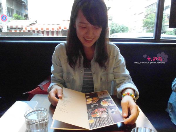 圖書館對面。許莉