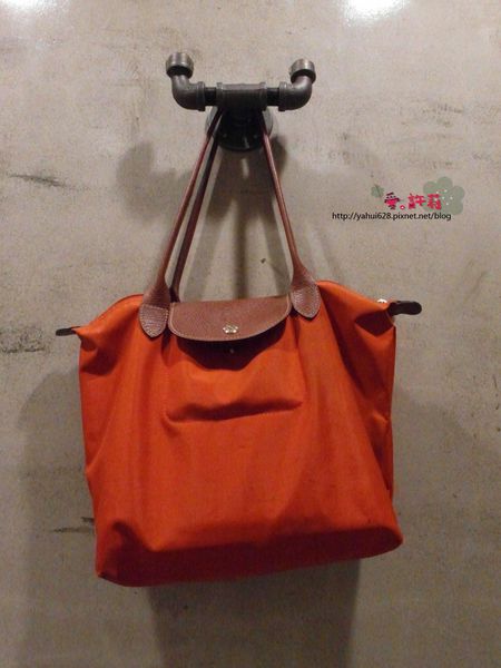 圖書館對面。許莉