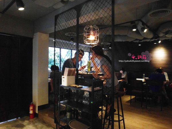 圖書館對面。許莉