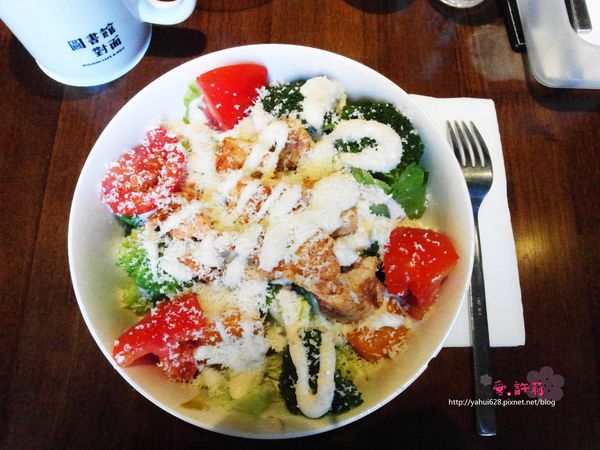 圖書館對面。許莉