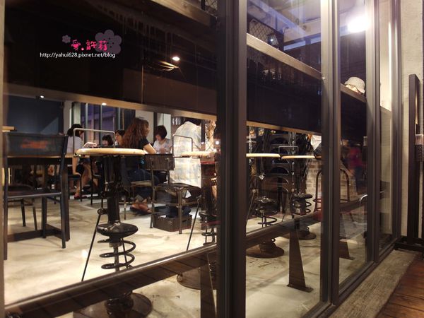 圖書館對面。許莉