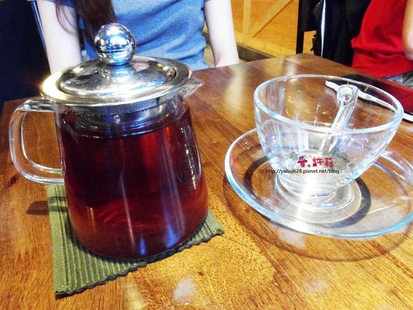 圖書館對面。許莉