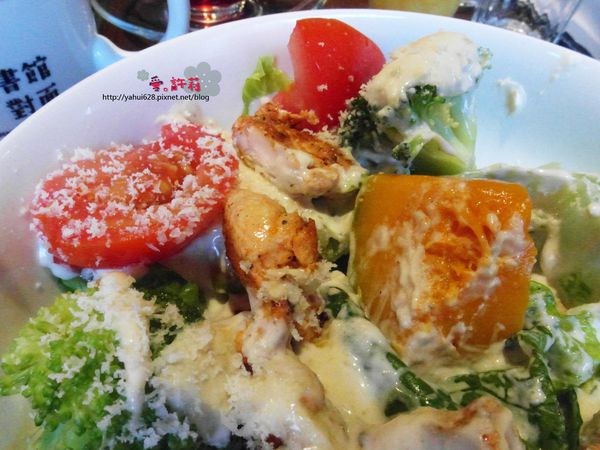 圖書館對面。許莉