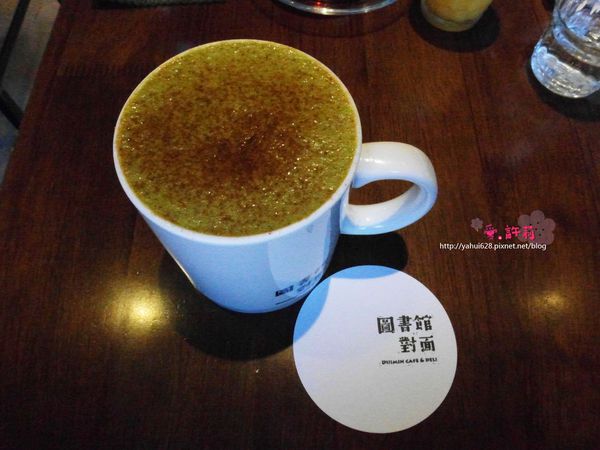 圖書館對面。許莉