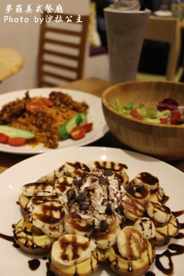 夢羅美式餐廳:台北【夢羅】Monroe美式餐廳-店內有大電視一起瘋世足