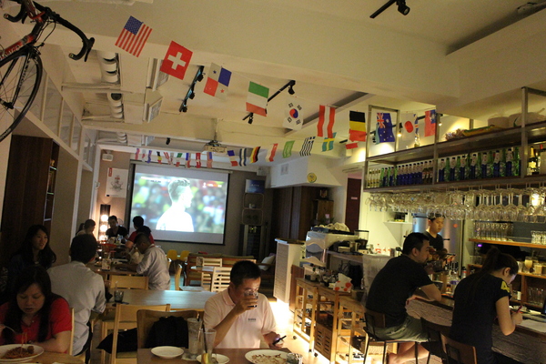 夢羅美式餐廳:台北【夢羅】Monroe美式餐廳-店內有大電視一起瘋世足