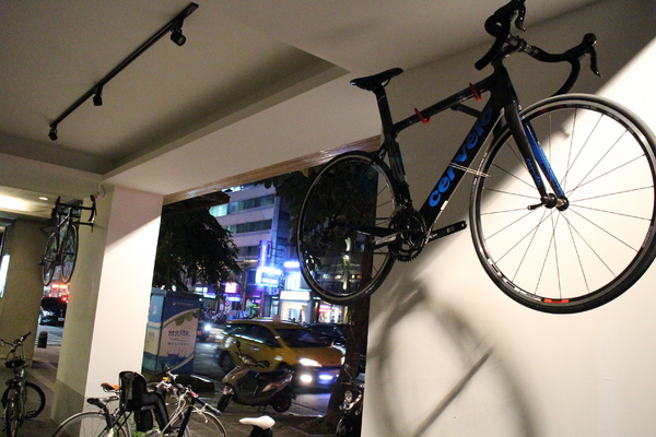 夢羅美式餐廳:台北【夢羅】Monroe美式餐廳-店內有大電視一起瘋世足