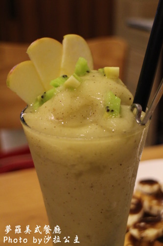 夢羅美式餐廳:台北【夢羅】Monroe美式餐廳-店內有大電視一起瘋世足