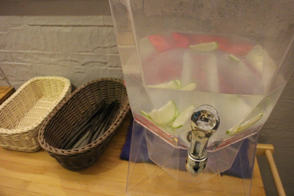 夢羅美式餐廳:台北【夢羅】Monroe美式餐廳-店內有大電視一起瘋世足