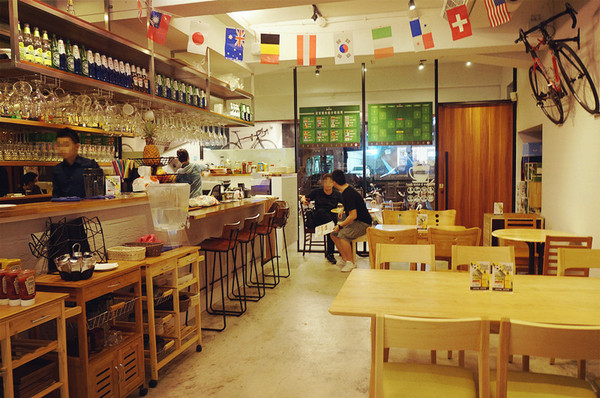 夢羅美式餐廳:松山區♬瘋世足好餐廳!美食、好酒、氣氛佳~花生醬起司牛肉堡&綜合莓果棉花糖吐司 Monroe夢羅美式餐廳