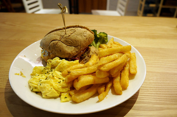 夢羅美式餐廳:松山區♬瘋世足好餐廳!美食、好酒、氣氛佳~花生醬起司牛肉堡&綜合莓果棉花糖吐司 Monroe夢羅美式餐廳