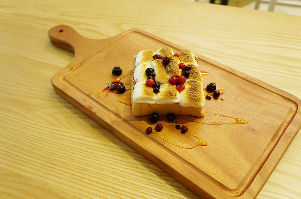 夢羅美式餐廳:松山區♬瘋世足好餐廳!美食、好酒、氣氛佳~花生醬起司牛肉堡&綜合莓果棉花糖吐司 Monroe夢羅美式餐廳