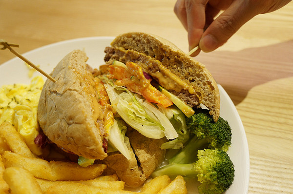 夢羅美式餐廳:松山區♬瘋世足好餐廳!美食、好酒、氣氛佳~花生醬起司牛肉堡&綜合莓果棉花糖吐司 Monroe夢羅美式餐廳