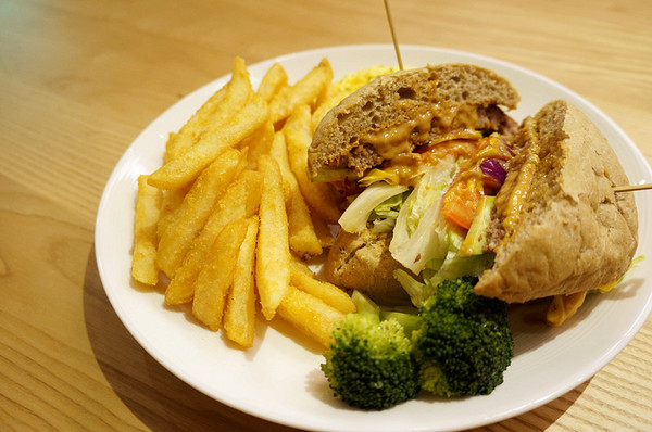 夢羅美式餐廳:松山區♬瘋世足好餐廳!美食、好酒、氣氛佳~花生醬起司牛肉堡&綜合莓果棉花糖吐司 Monroe夢羅美式餐廳