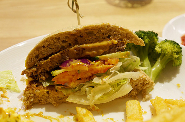 夢羅美式餐廳:松山區♬瘋世足好餐廳!美食、好酒、氣氛佳~花生醬起司牛肉堡&綜合莓果棉花糖吐司 Monroe夢羅美式餐廳