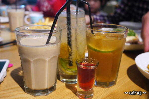 開飯川食堂(阪急店)：［台北信義區］創意美味川菜。【開飯川食堂/阪急店】蔥椒好麻雞/臭豆腐撞皮蛋/五更腸旺/黃金美人腿套餐(捷運市政府站附近美食餐廳)