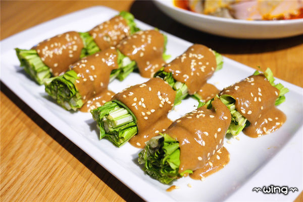 開飯川食堂(阪急店)：［台北信義區］創意美味川菜。【開飯川食堂/阪急店】蔥椒好麻雞/臭豆腐撞皮蛋/五更腸旺/黃金美人腿套餐(捷運市政府站附近美食餐廳)