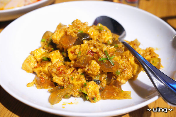 開飯川食堂(阪急店)：［台北信義區］創意美味川菜。【開飯川食堂/阪急店】蔥椒好麻雞/臭豆腐撞皮蛋/五更腸旺/黃金美人腿套餐(捷運市政府站附近美食餐廳)