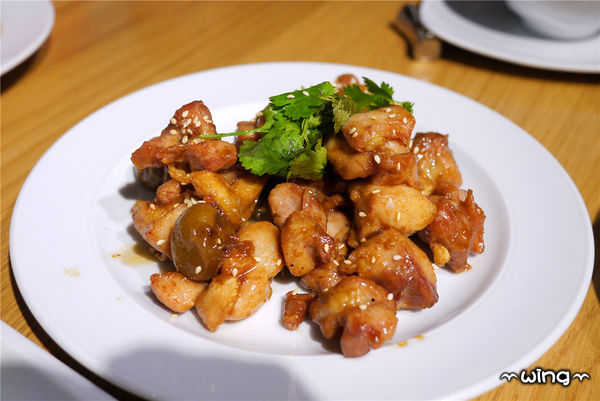 開飯川食堂(阪急店)：［台北信義區］創意美味川菜。【開飯川食堂/阪急店】蔥椒好麻雞/臭豆腐撞皮蛋/五更腸旺/黃金美人腿套餐(捷運市政府站附近美食餐廳)