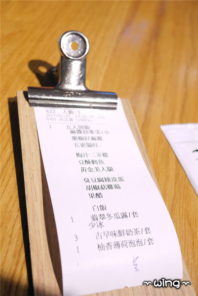 開飯川食堂(阪急店)：［台北信義區］創意美味川菜。【開飯川食堂/阪急店】蔥椒好麻雞/臭豆腐撞皮蛋/五更腸旺/黃金美人腿套餐(捷運市政府站附近美食餐廳)