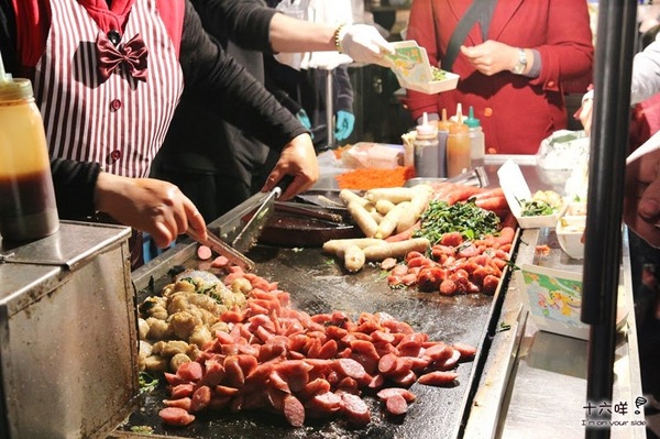 紅妃大腸香腸：台南美食小吃熱門景點 花園夜市