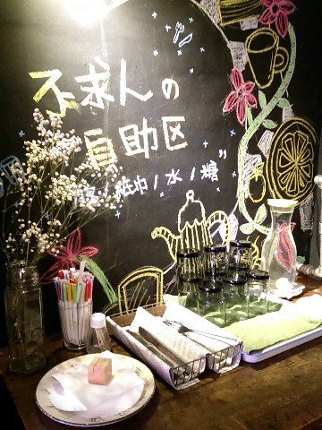 坐坐咖啡：《台北》坐坐咖啡│復古懷舊風~小確幸愛心鬆餅❤ @中山站