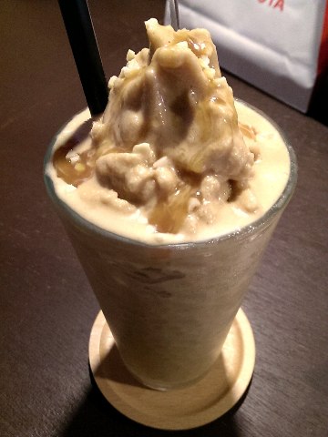 坐坐咖啡：《台北》坐坐咖啡│復古懷舊風~小確幸愛心鬆餅❤ @中山站