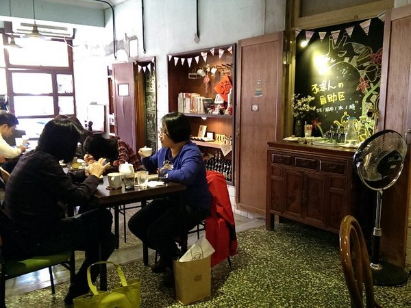 坐坐咖啡：《台北》坐坐咖啡│復古懷舊風~小確幸愛心鬆餅❤ @中山站