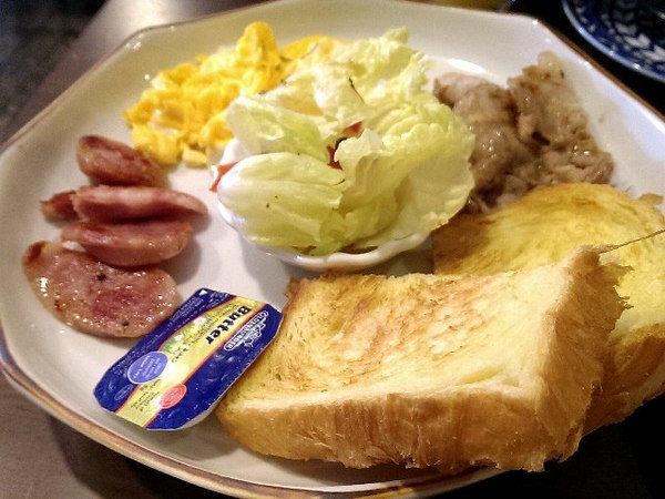 坐坐咖啡：《台北》坐坐咖啡│復古懷舊風~小確幸愛心鬆餅❤ @中山站