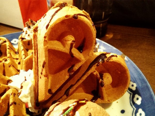 坐坐咖啡：《台北》坐坐咖啡│復古懷舊風~小確幸愛心鬆餅❤ @中山站