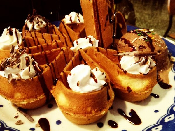 坐坐咖啡：《台北》坐坐咖啡│復古懷舊風~小確幸愛心鬆餅❤ @中山站