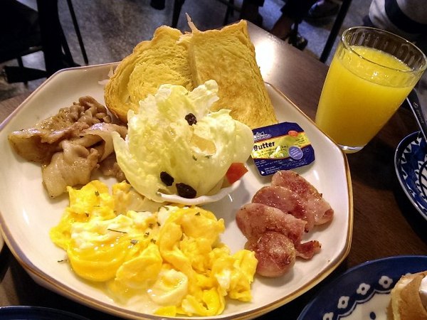 坐坐咖啡：《台北》坐坐咖啡│復古懷舊風~小確幸愛心鬆餅❤ @中山站