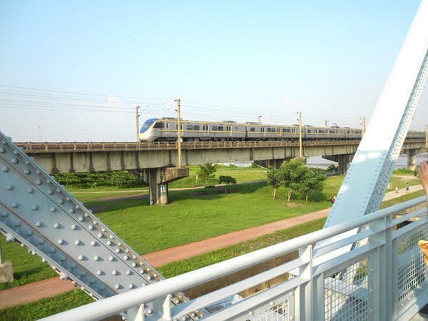 舊鐵橋天空步道：文化公車遊趣(十六)~舊鐵橋2-上橋篇