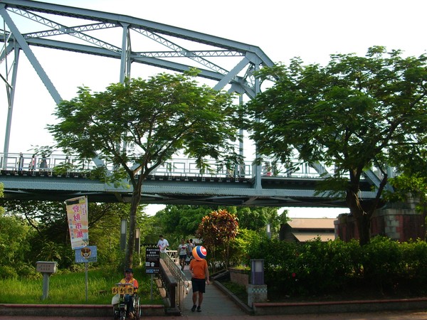 舊鐵橋天空步道:文化公車遊趣(十六)~舊鐵橋2-上橋篇