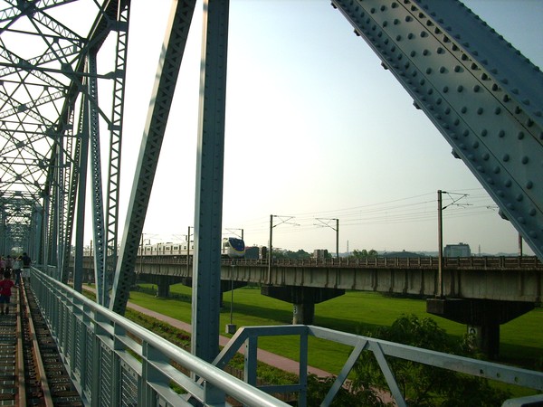 舊鐵橋天空步道：文化公車遊趣(十六)~舊鐵橋2-上橋篇