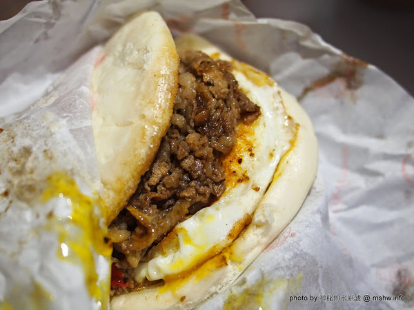 醬老大鐵板燒刈包:【食記】台北737巷醬老大.鐵板燒刈包.脆蜜雞排@內湖MRT港墘站 : 外皮軟Q口感紮實,醬料濃郁,放久也好吃的鐵板料理