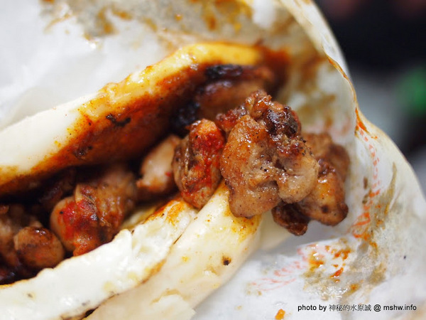 醬老大鐵板燒刈包:【食記】台北737巷醬老大.鐵板燒刈包.脆蜜雞排@內湖MRT港墘站 : 外皮軟Q口感紮實,醬料濃郁,放久也好吃的鐵板料理