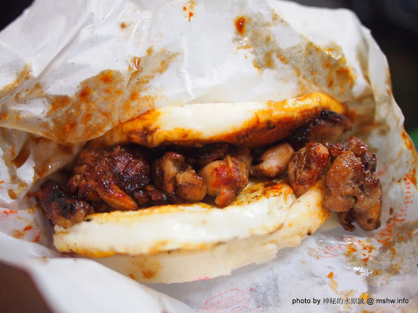 醬老大鐵板燒刈包:【食記】台北737巷醬老大.鐵板燒刈包.脆蜜雞排@內湖MRT港墘站 : 外皮軟Q口感紮實,醬料濃郁,放久也好吃的鐵板料理