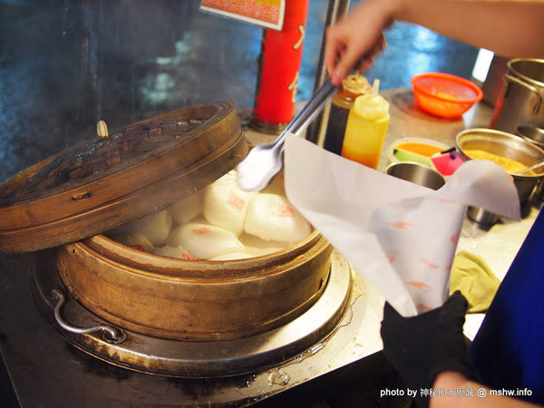 醬老大鐵板燒刈包:【食記】台北737巷醬老大.鐵板燒刈包.脆蜜雞排@內湖MRT港墘站 : 外皮軟Q口感紮實,醬料濃郁,放久也好吃的鐵板料理