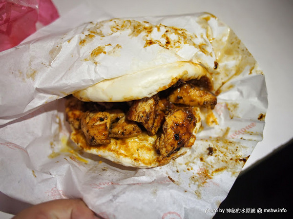 醬老大鐵板燒刈包:【食記】台北737巷醬老大.鐵板燒刈包.脆蜜雞排@內湖MRT港墘站 : 外皮軟Q口感紮實,醬料濃郁,放久也好吃的鐵板料理