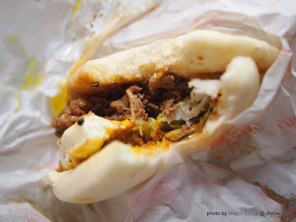 醬老大鐵板燒刈包:【食記】台北737巷醬老大.鐵板燒刈包.脆蜜雞排@內湖MRT港墘站 : 外皮軟Q口感紮實,醬料濃郁,放久也好吃的鐵板料理