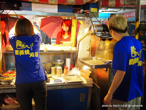 醬老大鐵板燒刈包:【食記】台北737巷醬老大.鐵板燒刈包.脆蜜雞排@內湖MRT港墘站 : 外皮軟Q口感紮實,醬料濃郁,放久也好吃的鐵板料理