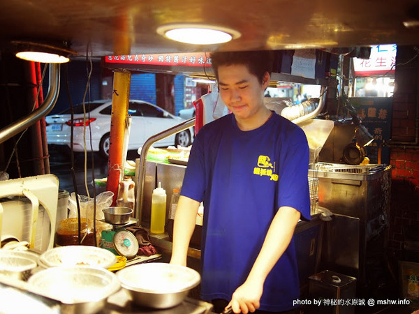 醬老大鐵板燒刈包:【食記】台北737巷醬老大.鐵板燒刈包.脆蜜雞排@內湖MRT港墘站 : 外皮軟Q口感紮實,醬料濃郁,放久也好吃的鐵板料理